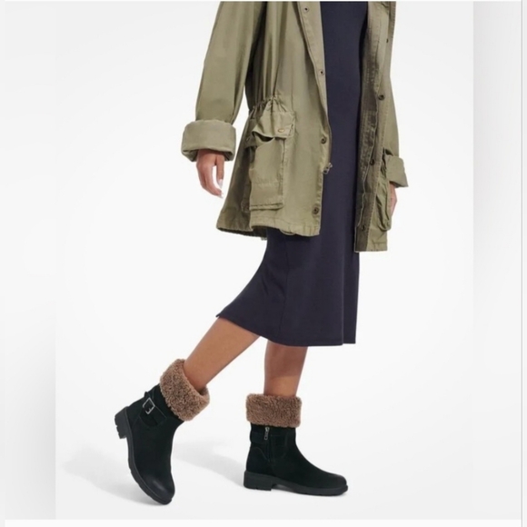 UGG Black Ankle Boots with Tan Fur - Picture 6 of 9